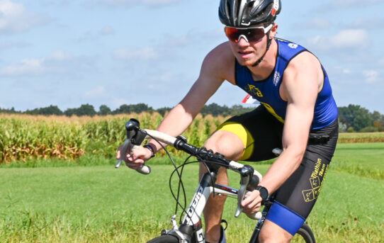 Triathlon Vroomshoop 2025 fietsers buitengebied 12:00 - 13:00 uur