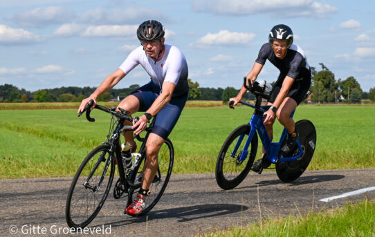 Triathlon Vroomshoop 2025 fietsers buitengebied 15.00-15.30 uur