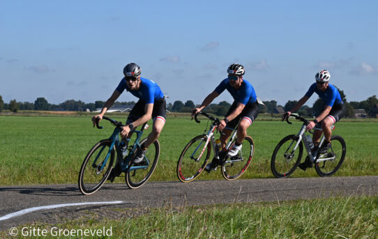 Triathlon Vroomshoop 2025 fietsers buitengebied 10.00-11.00 uur