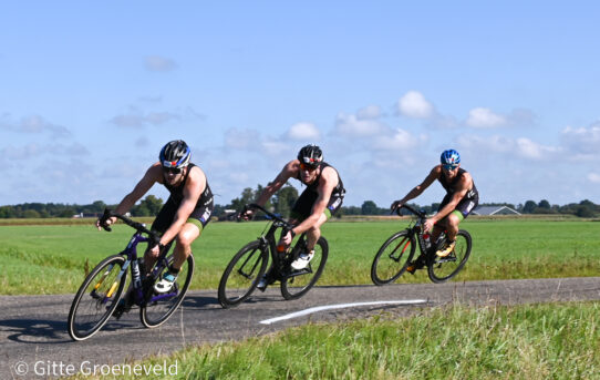 Triathlon Vroomshoop 2025 fietsers buitengebied 11.00-11.30 uur