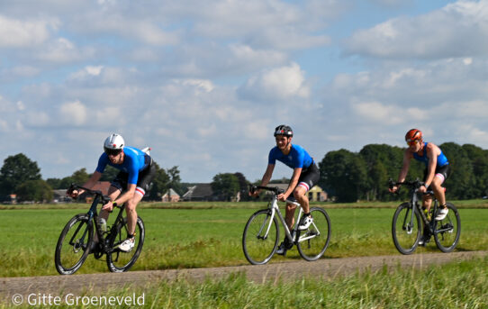 Triathlon Vroomshoop 2025 fietsers buitengebied 11.30-12.00 uur